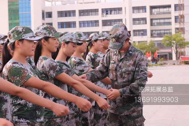 深圳拓展训练正在进行军姿站立