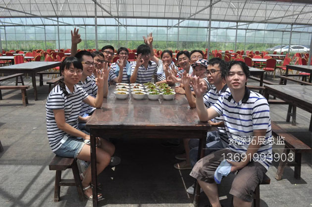 深圳拓展训练学员在享受野炊美食