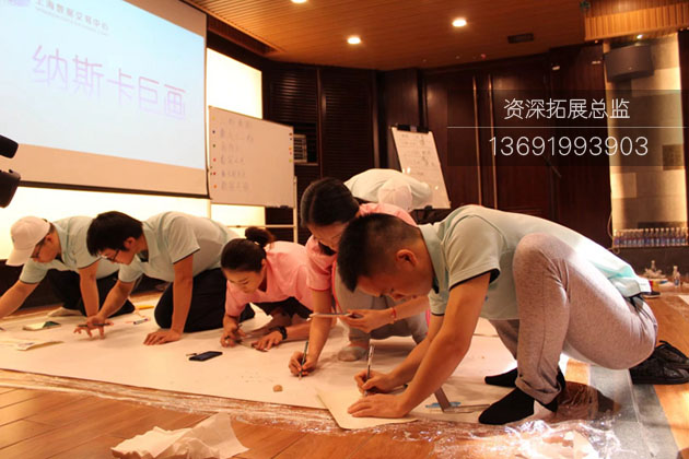 深圳拓展学员在进行团队建设拓展