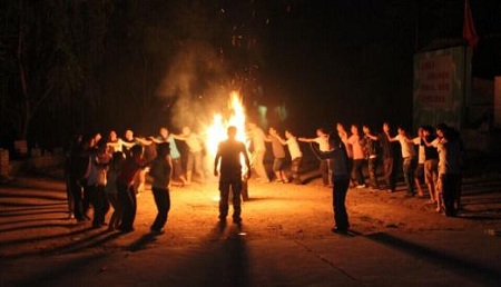 销售人员参与拓展训练的篝火晚会
